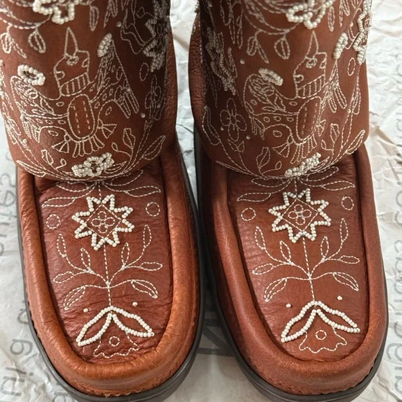 Manitobah Holler Gatherer - Picture 2 of 4